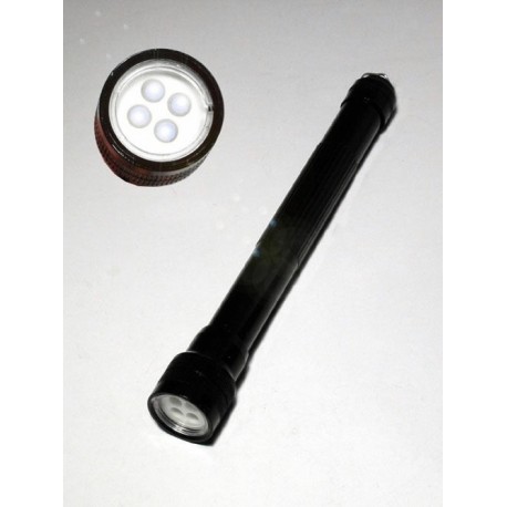 5T. Linterna negra de metal con 4 leds (No incluye pilas)