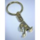 5T. Llavero con iniciales en metal dorado