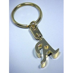 5T. Llavero con iniciales en metal dorado
