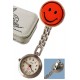 1T. Reloj de colgar naranja «Smile» metálico con pinza. En estuche metálico.