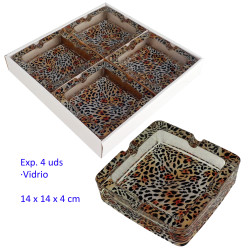1T. Caja con 4 ceniceros de vidrio