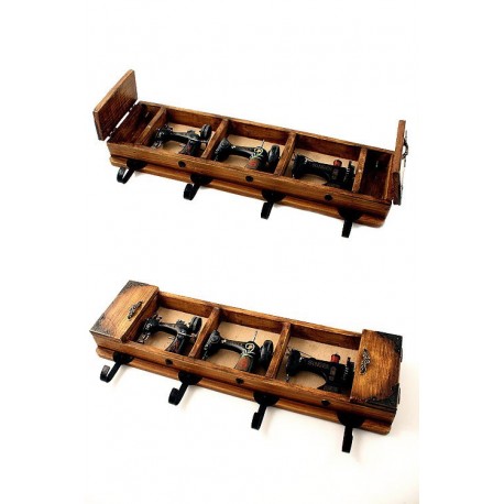 1T. Perchero con guardallaves en madera decorado con 3 miniaturas de máquinas de coser «Singer» antiguas